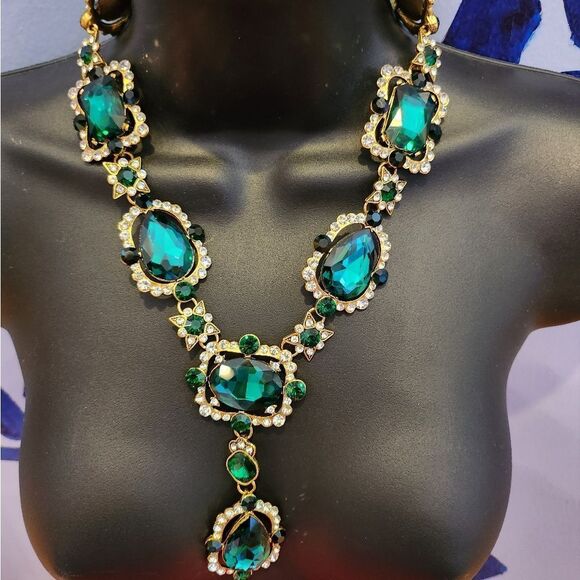 Elegant Green and Gold Necklace with Intricate Filigree - Picture 1 of 7